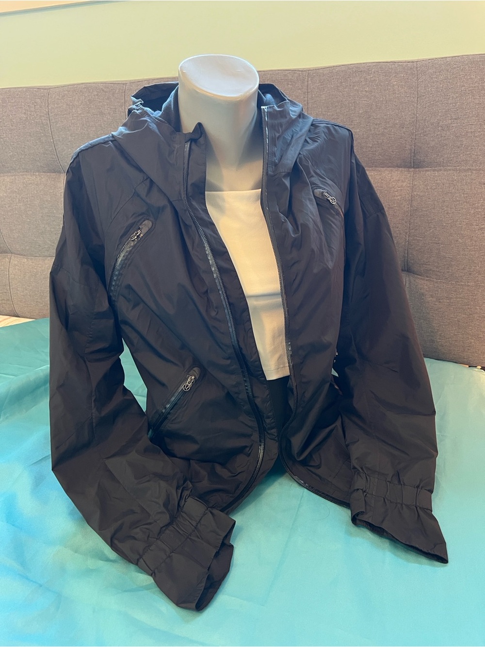 Lululemon Black Hooded Lightweight Utility Rain, windbreaker Jacket size small